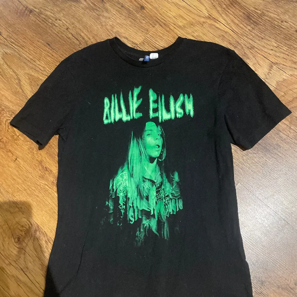 Nypris 149kr, nyskick, hm. 35+ BILLIE EILISH PRODUKTER KOLLA MITT KONTO. T-shirts.