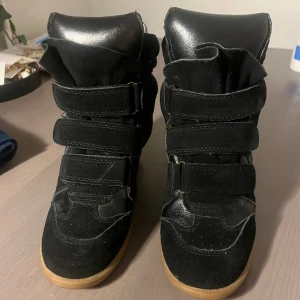 Isabel Marant skor  - (Reserverade) Äkta Isabel Marant skor i gott skick❣️ Storlek 37. Den har en liten reva på en skons kardborreband, därav priset. Inget som syns när man har på sig dem! 