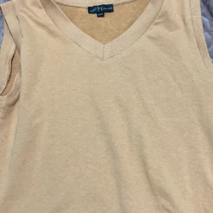 Väst - Storlek S till M använd 2 gånger  säljer de två för 100kr för mer bilder kontakt mig 