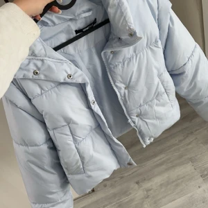Puffer vinterjacka - Säljer nu min puffed vinterjacka som är köpt förra vinternt men har ändast användits fåtal gånger, den är som ny i skicket, den är också väldigt varm nu under vintern. Den är i storlek xs men passar för personer som vanligtvis har M då jag har M vanligvis