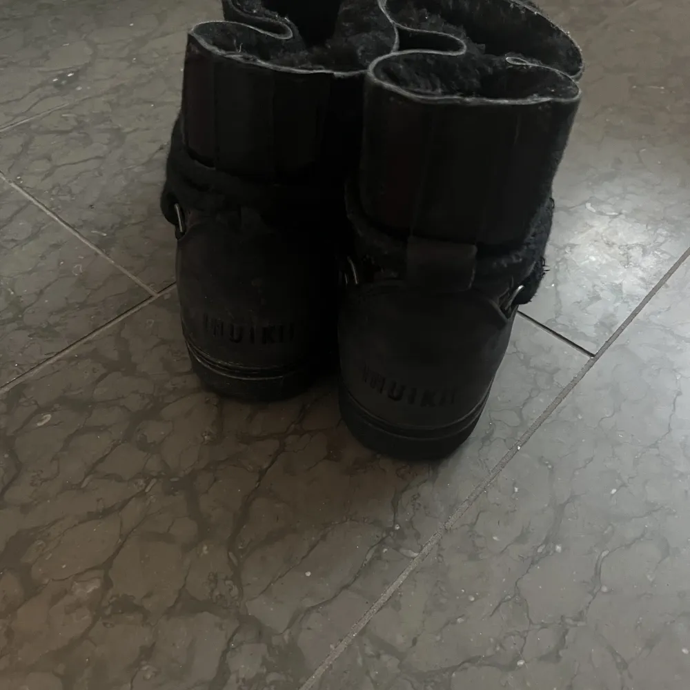 Tänkte lägga ut mina älskade inuikii skor för att se om de finns intresse för dem!!   Köpta second hand för två år sen men kommer tyvärr inte längre till användning hos mig.   Köptes för 2500 och har används flitigt men är ändå i väldigt fint skick! . Skor.