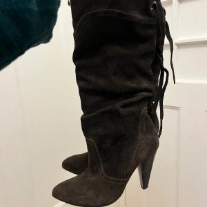 Otroliga boots!! - Säljer dessa fantastiska brun/svarta mocha bootsen, super fint skick! Stl 39. En mindre 40 funkar!!💕