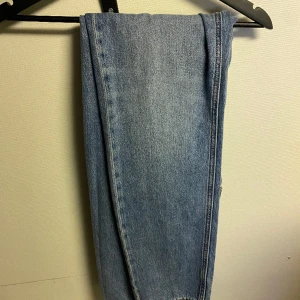 Jack & Jones Jens  - Väldigt fina och är helt oanvända är i storlek 33/34  Tveka inte på att höra av er.