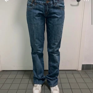 Blå lågmidjade jeans  - Intressekoll på dessa blå supersnygga jeans, säljer pga för små, lånade bilder🙌🏼