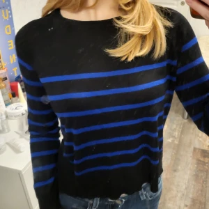 Stickad tröja Zara - Tunn men jättemysig och sitter bra. Rak i midjan och lite kort: når ner till midwaisted byxlinje. Superfin. Använder inte längre pga bytt stil, men knappt använd och helt felfri. Som ny.