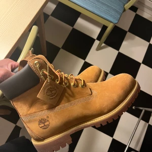 Timberlands - Helt nya, endast provade inomhus, priset kan diskuteras. Passar 43-44.  nypris ca 1999