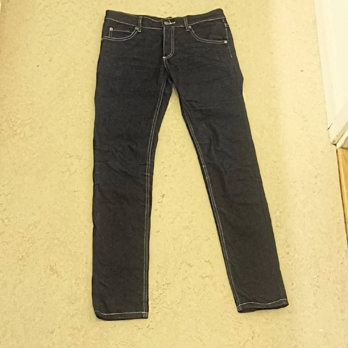 Mörka jeans Weekday Jeans strl 29/32.
