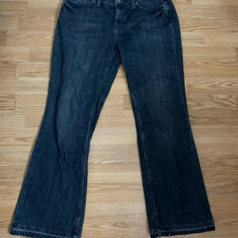baggy jeans med unik brodering, skriv vid fler bilder eller eventuella frågor 💗. Jeans & Byxor.