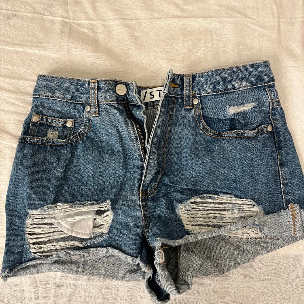 säljer ett par jeans shorts! aldrig använt sedan jag köpte dom och tänkte att någpn annan kunde ha nytta av de när sommaren kommer! kontakta mig för frågor, annars köp gärna om du är intresserad!!. Shorts.