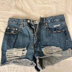 jeans shorts  - säljer ett par jeans shorts! aldrig använt sedan jag köpte dom och tänkte att någpn annan kunde ha nytta av de när sommaren kommer! kontakta mig för frågor, annars köp gärna om du är intresserad!!
