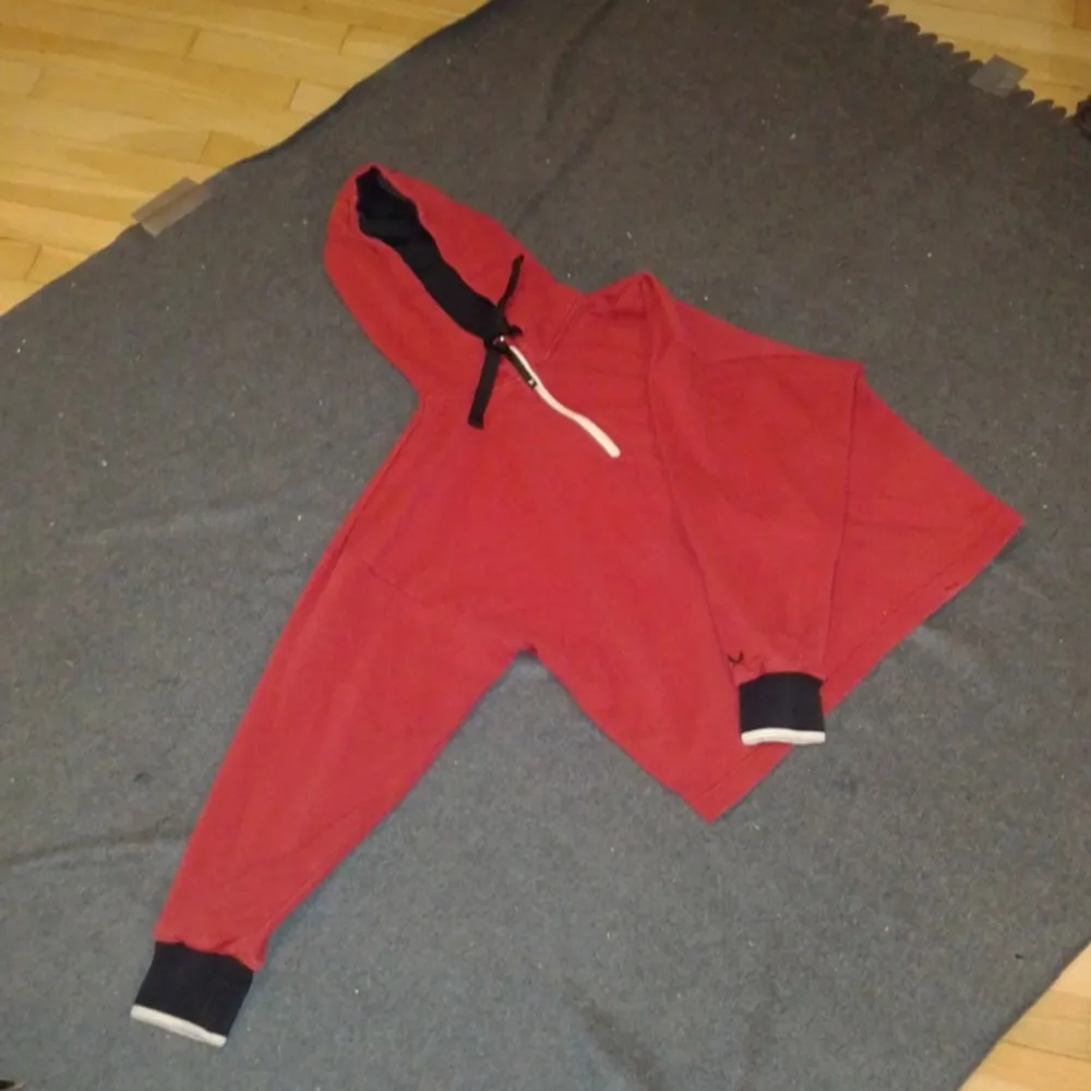 Röd tröja med luva från stadium bra skick. Strl M. Den är av den lite kortare modellen. Soc. . Hoodies.