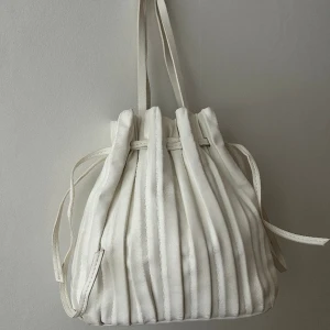 Väska Zara - Väska från Zara, bra skick men använd! Har några märken på ytan men ingenting man tänker på. 🤍