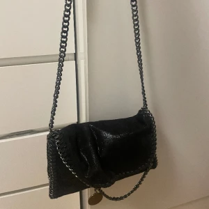 Tiamo väska  - En stella mccartney liknande väska som jag har knappast använt . Ny pris: 450kr Hör av er vid  fler frågor💗