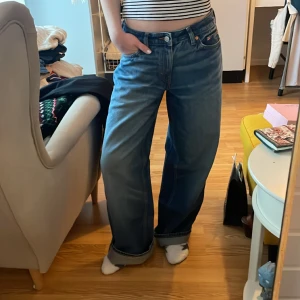 Weekday jeans - Skit snygga jeans från weekday, jätte bra skick-aldrig använda då de är för långa på mig (162cm), pris kan förhandlas💕