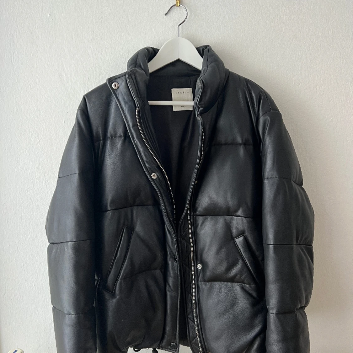 Sandro Paris pufferjacka i äkta skinn