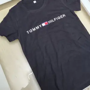 Hej säljer en helt ny Tommy Hilfiger tröja i storlek S. Finns mer bilder bara att höra av sig🤍