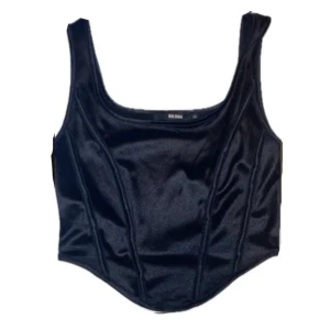 korsett top från bikbok💕 - Söt svart korsett topp från bikbok. Nyskick! Säljer toppen då den är för liten för mig💕
