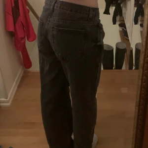low waist straight jeans  - Skitsnygga lågmidjade straight jeans från gina💞Säljer då de är för stora för mig. De är uppsydda så passar någon som är ca 160 cm. Nypris 499kr. 