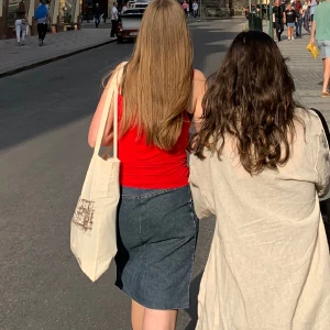 Jeanskjol - Så snygg jeanskjol som tyvärr inte kommer till användning längre. Jätte snygg färg och snyggt med inga bakfickor. Framfickorna är jätte rymliga och materialet är super bekvämt! Är hangdjord och finns ingen lapp men sitter bra på mig som är 36/38 i byxor💕