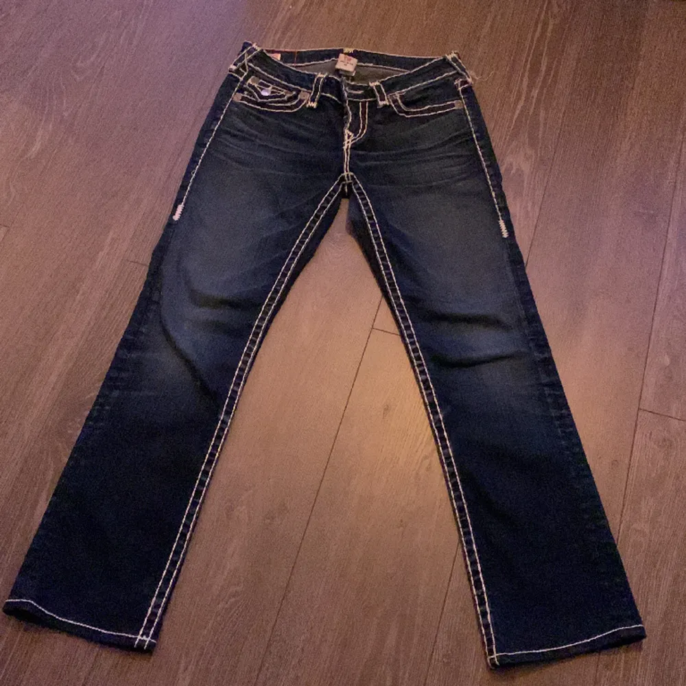 Jättefina true religion jeans i jättebra skick, inte använda så mycket. Storlek 29 men passar som 25-29 typ. Xs-s.. Jeans & Byxor.