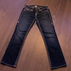 Jättefina true religion jeans i jättebra skick, inte använda så mycket. Storlek 29 men passar som 25-29 typ. Xs-s.
