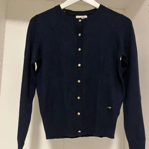 Kofta  - Mörkblå kofta från Lindex med guldknappar, använd fåtal gånger och har inga slitage💞