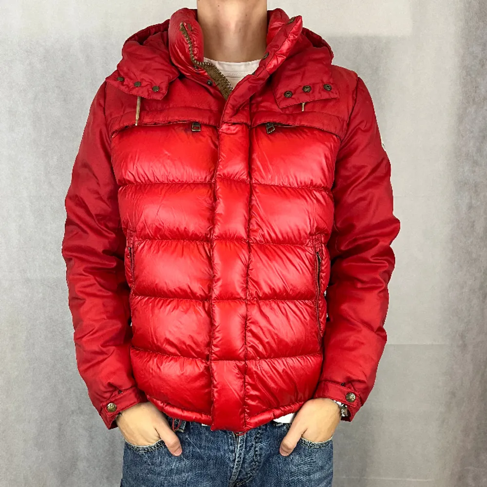 Riktigt skön vintage moncler jacka i väldigt fint skick. Utöver att dragkedjan har bytts ut. Annars prima skick. Storlek M/S ungefär, funkar för vintern. Modellen är 184. Jackor.