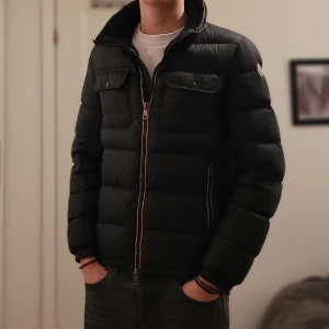Moncler jacka - Riktigt fet moncler vinterjacka! Inga skador, modellen heter demar. Storlek 1, jag är 185! Hör av dig vid minsta lilla fråga🙂
