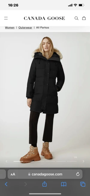 Canada goose Jacka  - Shelburne Parka Heritage heter modellen. Pälsen är som ny, sällan använd ute speciellt aldrig i regn. Jackan är även i ny skick. (Ordinariepris 19 600kr) jag säljer den för  6 000. Köpt på NK förra vintern. Prislapp finns !