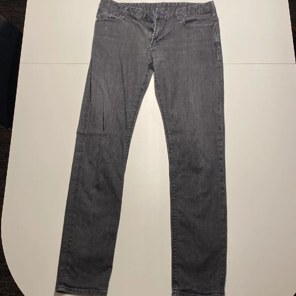 Tjena! Säljer nu mina Armani Jeans, passformen är slim fit i storleken 33.   Cond: 10/10 Strl: 33 Nypris 1799:-. Jeans & Byxor.