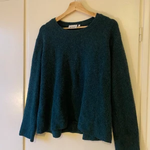 Weekday Tröja - Stickad jättemysig lite oversize tröja från Weekday. Den är mörk grön.  Storlek M 