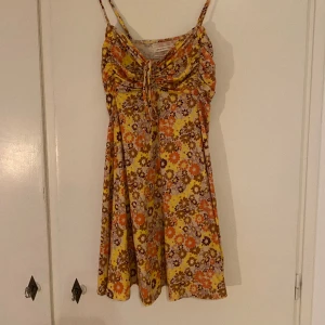 Urban outfitters klänning - Klänningen är köp på Urban outfitters och är knappt använd. Materialet är supermysigt och mjukt!! Klänningen är luftig och väldigt sval i en vacker senapsgul färg. 