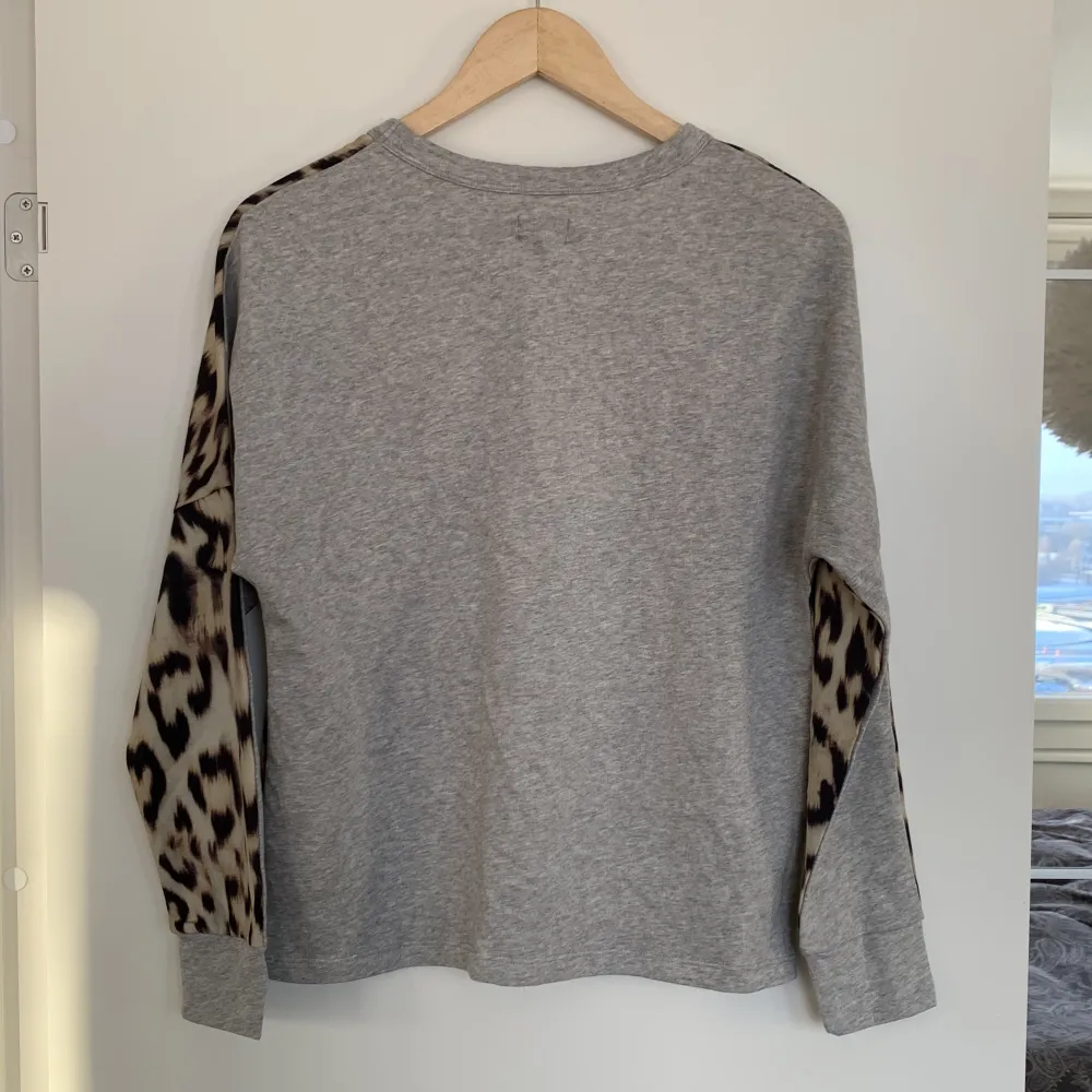 Säljer denna tröja med leopardmönster, storlek S. Helt oanvänd💓. Tröjor & Koftor.