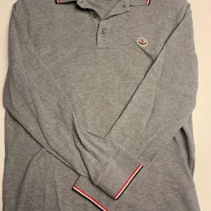 Moncler långärmad piké - En riktigt fet långärmad piké från moncler i mycket bra skick! Dm om du vill ha bättre bilder!