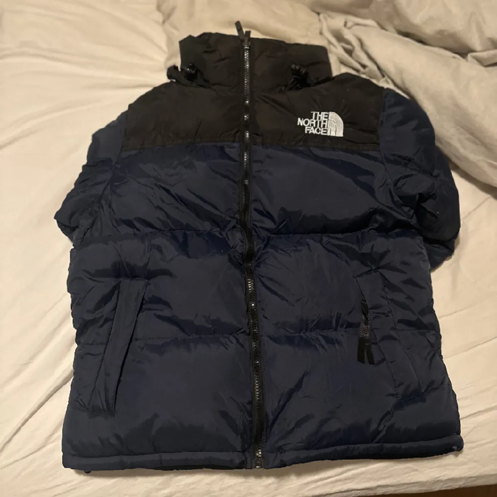 Säljer min north face jacka i s använd fåtal gånger! Skriv om ni vill ha mer bilder!. Jackor.