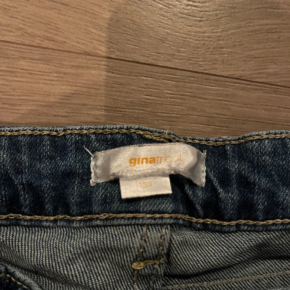 Säljer dessa jätte fina och trendiga bootcut jeans från Gina Young!! Dom är väl använda men dom är fortfarande i jätte bra skick. Säljer dom pga att dom är lite för små för mig🥲 jag skulle säga att den passar str 158🫶🏼. Jeans & Byxor.