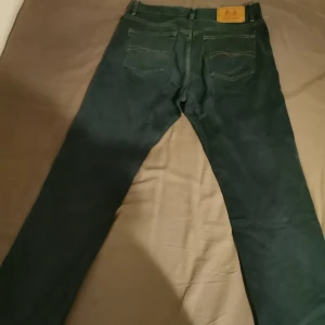 Jeans  - 32/32 ett par blåa snygga jeans som är lite baggy, väldigt bra skick. 