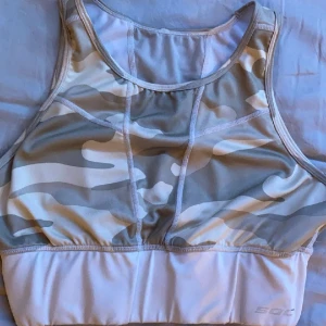 Träningstop SOC - En träningstopp från soc i stort sätt aldrig använd, kamouflage färgad i storlek S, pris går alltid att diskutera