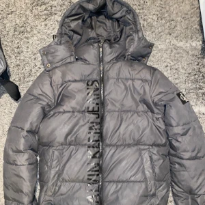 Ck grå jacka (Limted edition) - Calvin clein jacka använt några gånger den är limtied edtion den säljs inte längre .