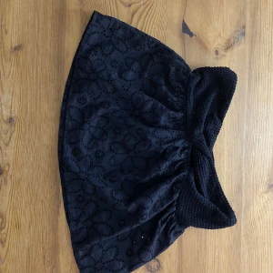 trendig Tub top - Hej! Säljer min svarta tub top med volang från shein som var extremt trendig i somras. Inga defekter och i fint skick🤍