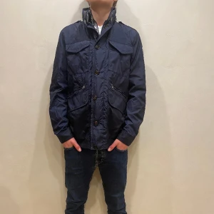 Moncler Fieldjacka  - Hej! Säljer nu min Jacka från märket Moncler, storlek 4/L fint skick. Varan är givetvis äkta. Modellen är 180cm och väger 70kg Tveka inte på att höra av dig om du har frågor eller funderingar kring varan!