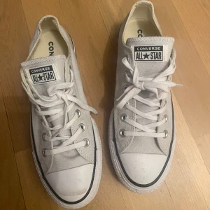 Converse All Star - Nya Converse i beige färg. Endast provade ute. Lätt att torka av de smuts som är på. 