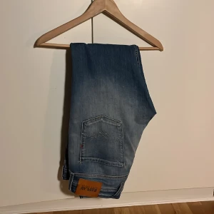 Replay Jeans - Replay Anbass Strl 34/32. Skick 10/10 (endast använda ett par gånger). Nypris 1799kr.