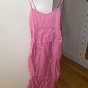 Rosa klänning - Från Nelly ❤️ aldrig använd med prislapp kvar!