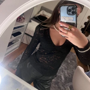 Spets topp  - Så himla snygg festtopp i spets, nyskick💞