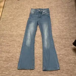 Blåa utsvängda jeans med högmidja, är från Cubus. Väll använd men ändå fint, kan tänka mig sänka priset (Ska fixa en till bild)