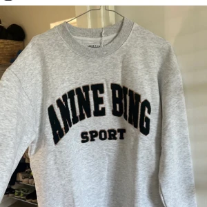 Anine Bing - Säljer min Anine Bing sweatshirt som är i nyskick. Lappen är borttagen men skickas med. Den är i storlek S och är oversized på mig som är en xs/s. 