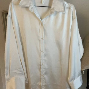 Tunika  - Vit tunika/skjorta, oanvänd. 
