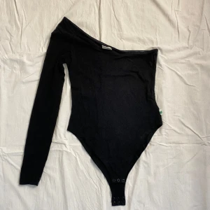 ONE-SHOULDER TOPP - one-shoulder body från urban outfitters, använd en gång🫶🏼