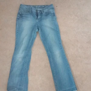 esprit jeans 🛍 - bootcut jeans från esprit! köpte dessa för ett tag sedan men på mig börjar de bli lite för små. de är ganska low rise. og pris: 1200 kr. mitt pris: 500kr 🛍🩷👖